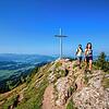 Angekommen am Gipfelkreuz auf dem Hochhäderich in 1565 Metern Höhe. Die Aussicht reicht bis zum Säntis und zum Bodensee (direkt hinter ...