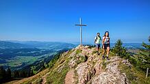 Angekommen am Gipfelkreuz auf dem Hochhäderich in 1565 Metern Höhe. Die Aussicht reicht bis zum Säntis und zum Bodensee (direkt hinter ...