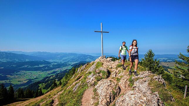 Angekommen am Gipfelkreuz auf dem Hochhäderich in 1565 Metern Höhe. Die Aussicht reicht bis zum Säntis und zum Bodensee (direkt hinter ...