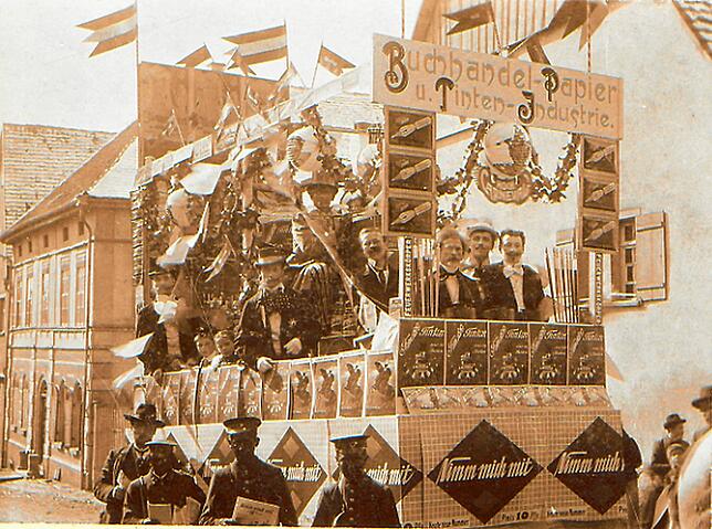 Motivwagen gehörten in alten Zeiten beim Rosenmontagsumzug einfach dazu. Bei der Gestaltung machten sich die Narren viel Mühe.