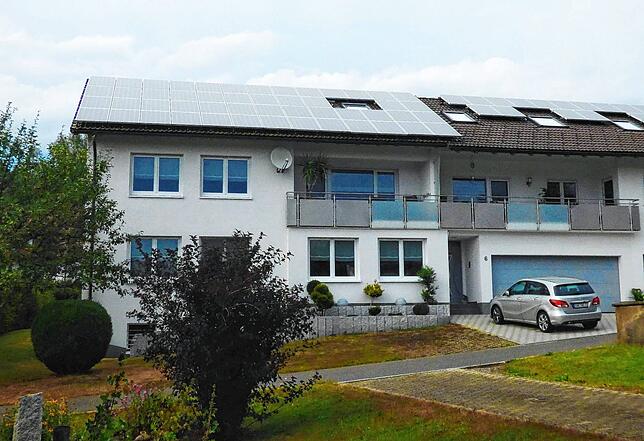 Photovoltaikanlagen zwischen zehn und 20 Kilowatt Peak wie hier auf Einfamilienhäusern sind die Regel. Bei solchen Größenordnungen sehen ...
