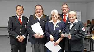 Dank für die Treue zum Roten Kreuz: Kreisbereitschaftsleiter Ralph Grad (links), Christine Steuer (Mitte) vom DRK-Kreispräsidium ...
