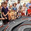 Konzentration bei den Kindern, Hochspannung bei den Eltern: Die Carrera Rennstrecke ist beim Aktionstag im wahrsten Sinne ein ...
