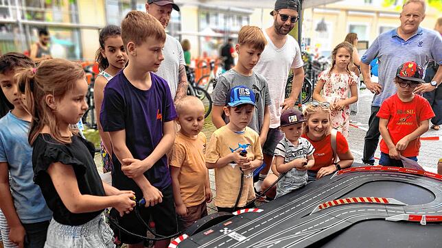 Konzentration bei den Kindern, Hochspannung bei den Eltern: Die Carrera Rennstrecke ist beim Aktionstag im wahrsten Sinne ein ...