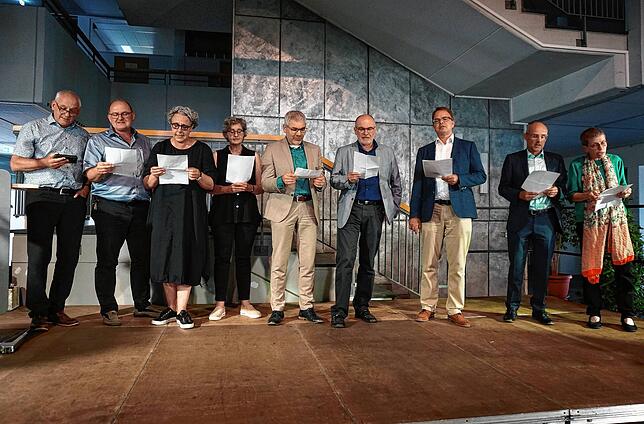 Amüsanter Liedbeitrag: Claudia Tatsch (rechts, Leiterin des Theodor Heuss Gymnasiums Schopfheim) mit Schulleitern aus dem Landkreis ...