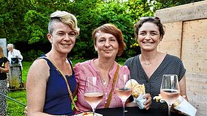 Die drei Freundinnen Nele Wiesler, Natascha Kerep und Marion Kölble (von links) genießen ein Glas Rosé und einen „himmlischen“ Crêpe im ...