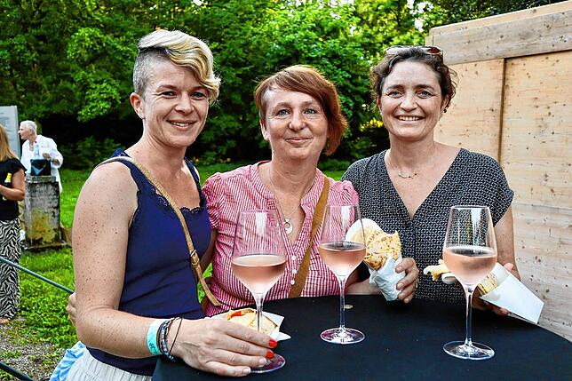 Die drei Freundinnen Nele Wiesler, Natascha Kerep und Marion Kölble (von links) genießen ein Glas Rosé und einen „himmlischen“ Crêpe im ...