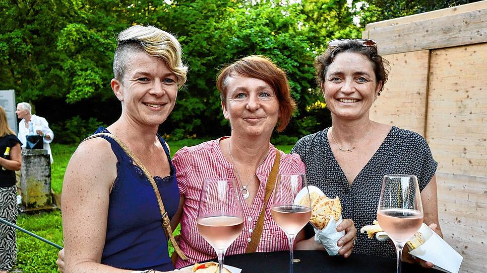 Die drei Freundinnen Nele Wiesler, Natascha Kerep und Marion Kölble (von links) genießen ein Glas Rosé und einen „himmlischen“ Crêpe im ...