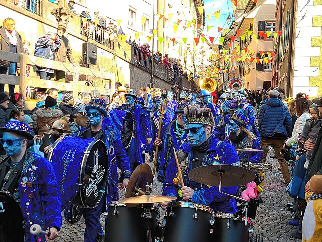 Die vielen Guggenmusiken sorgten für ausgelassene Stimmung beim grenzüberschreitenden Umzug am Fasnachtssonntag in Laufenburg.
