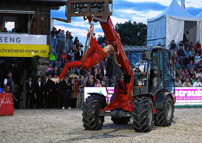 Bild 13: Zwischen Adrenalin und Tradition: Der spektakuläre Showabend beim Fest der Pferde auf den Immenhöfen