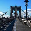Die Brooklyn Bridge in New York ist nahezu menschenleer.