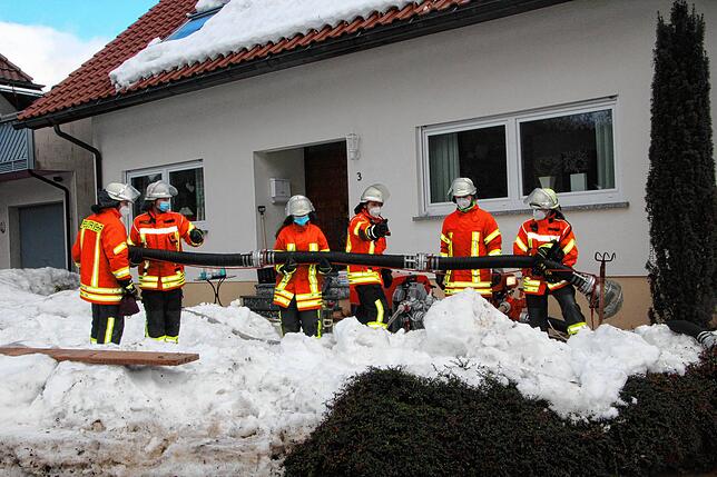 Am Bahnhof 3 in Riedöschingen bereiten Feuerwehrleute das zweite große Absaugrohr für das Auspumpen der tief gelegenen Garage vor. Bild: ...