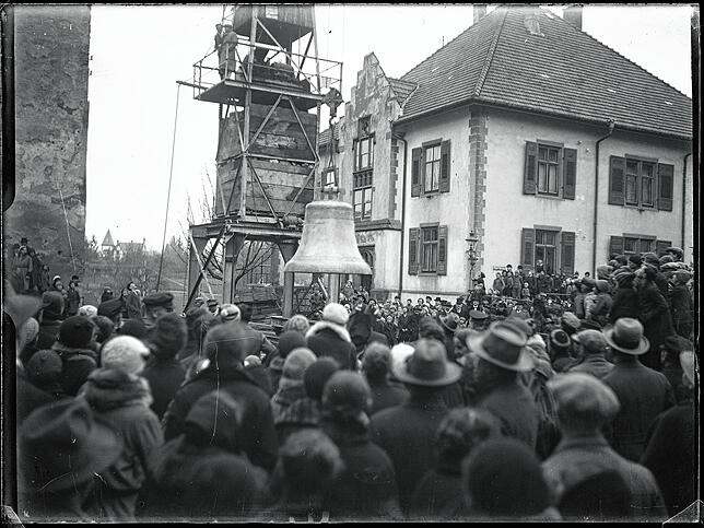 Laut Informationen im Stadtarchiv werden auf diesem Bild die alten Kirchenglocken für die Arbeiten am Turm abgelassen.