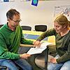Rektor Karl Niedermann und Klassenlehrerin Dorothee Dobler unterhalten sich über den Kompasstest.