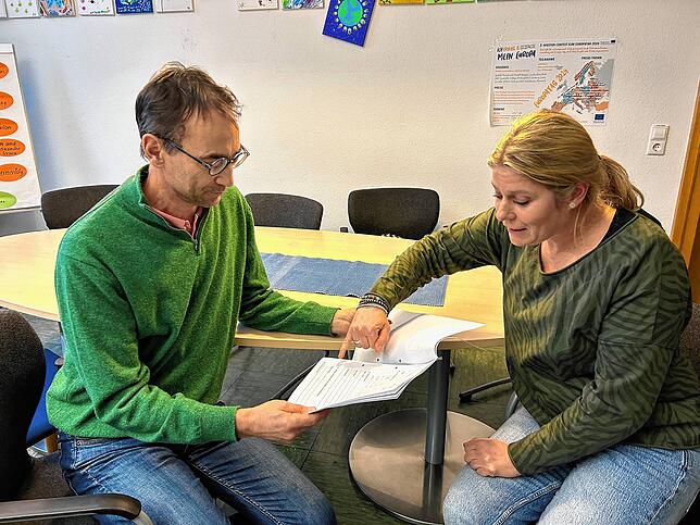 Rektor Karl Niedermann und Klassenlehrerin Dorothee Dobler unterhalten sich über den Kompasstest.