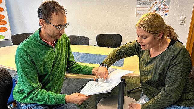 Rektor Karl Niedermann und Klassenlehrerin Dorothee Dobler unterhalten sich über den Kompasstest.