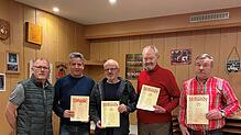 Die Ehrungen (von Links): Christoph Kirschnick (Vorsitzender), Andreas Saller (30 Jahre Mitgliedschaft), Ulf Kollar (20 Jahre), Anton ...