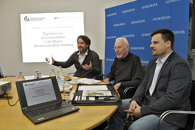 Bernd Kaltenhäuser, Armin Frank vom Innovationsnetzwerk Schwarzwald-Baar-Heuberg und Alexander Bullinger von der DHBW ...