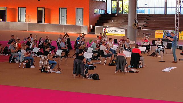 Die Stadtmusik Geisingen hat das Glück, mit Edgar Friedrich in der Arena proben zu dürfen. Dort lässt sich mit entsprechendem Abstand ...