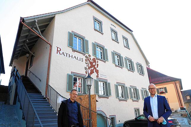 Die Sanierung des Rathauses ist abgeschlossen. Die Verwaltung samt Bürgermeister Oliver Gortat (rechts) zog im Oktober wieder in das ...