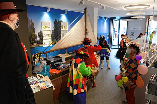 Die Hennen verteilen Eier und Süßigkeiten an die Mitartbeiterinnen der Tourist Information.