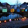 Mit den Lichtern soll auf dem Königsfelder Zinzendorfplatz ein Zeichen für Menschlichkeit und Demokratie gesetzt werden. Bilder: ...