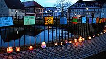 Mit den Lichtern soll auf dem Königsfelder Zinzendorfplatz ein Zeichen für Menschlichkeit und Demokratie gesetzt werden. Bilder: ...