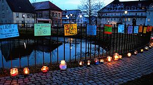 Mit den Lichtern soll auf dem Königsfelder Zinzendorfplatz ein Zeichen für Menschlichkeit und Demokratie gesetzt werden. Bilder: ...