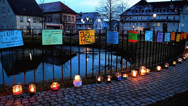 Mit den Lichtern soll auf dem Königsfelder Zinzendorfplatz ein Zeichen für Menschlichkeit und Demokratie gesetzt werden. Bilder: ...