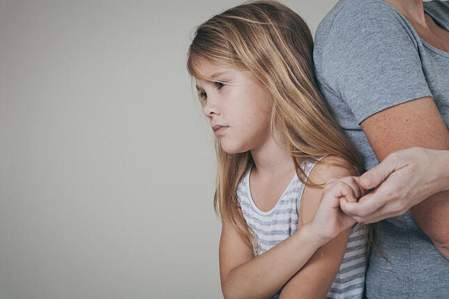 Die Angst vor der Trennung von der Mutter kann soweit gehen, dass Kinder sich weigern, in die Schule zu gehen.
