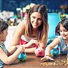 Mit einem regelmäßigen Taschengeld können Kinder den Umgang mit Geld lernen.