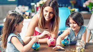 Mit einem regelmäßigen Taschengeld können Kinder den Umgang mit Geld lernen.