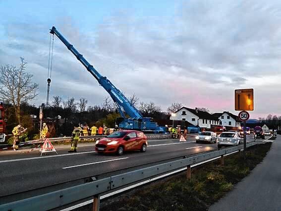 Während der Bergunsgarbeiten am Dienstagnachmittag kam es auf der Bundestraße 34 zu Verkehrsbehinderungen, da ein Fahrstreifen blockiert ...