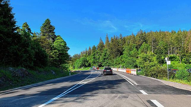 Die Vollsperrung ist aufgehoben: Wieder freie Fahrt heißt es auf der sanierten B 317 zwischen Caritashaus und Bärental. Bild: ...