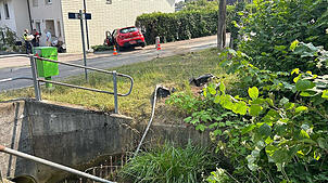 Kurioser Unfall in Rudolfstetten im Kanton Aargau: Das Auto im Hintergrund ist zuerst über den Bach geflogen und kracht gegenüber in ein ...