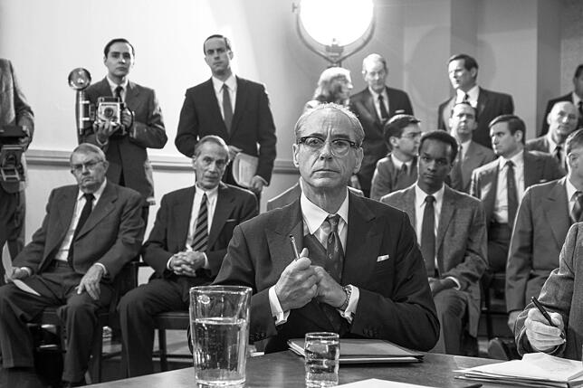Robert Downey Jr. (vorn) als Lewis Strauss in einer Szene des Films „Oppenheimer“.