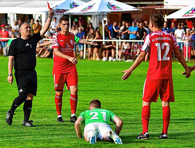Wende im Derby: Timon Baumgärtner (Nr. 12) hatte gegen Freddy Happle die „Notbremse“ gezogen und musste vom Platz. Nach dieser harten ...