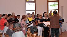 Der evangelische Kirchenchor bereichert den Festgottesdienst in Niedereschach, der von Pfarrer Peter Krech zelebriert wird. Bild: Gerd ...
