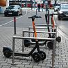 E-Scooter der Firma Zeus in der Erzbergerstraße in Singen. Die Testphase endet im Frühjahr, die Stadt Singen will danach das Angebot mit ...