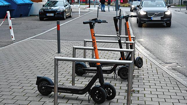 E-Scooter der Firma Zeus in der Erzbergerstraße in Singen. Die Testphase endet im Frühjahr, die Stadt Singen will danach das Angebot mit ...