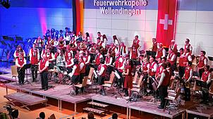 Die 65 Musiker der Feuerwehrkapelle Wellendingen unter der Leitung von Marco Peter nehmen beim Osterkonzert den Applaus der Zuhörer ...