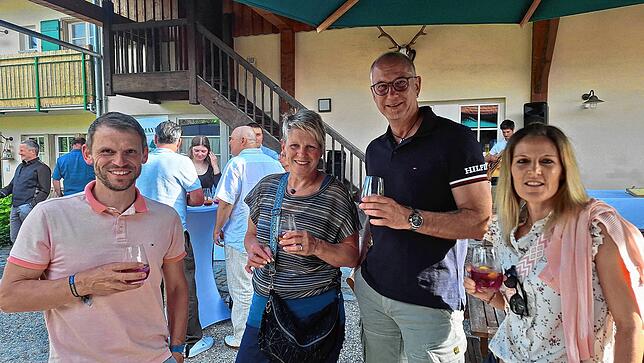 Bild 13: Glückliche und satte Gäste: Die erste Küchenparty im Schenkenberger Hof war ein kulinarischer Erfolg