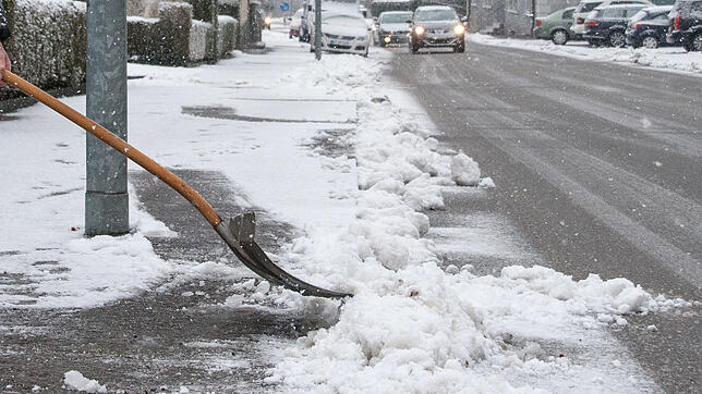 Vorschrift ist das Schneeschippen auf Gehwegen vor Privathäusern wie hier in der Gurtweiler Straße in Waldshut.
