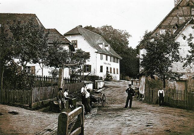 Blick auf die Stadtstraße in Herdern um 1870 mit dem Gasthaus „Schwanen“.