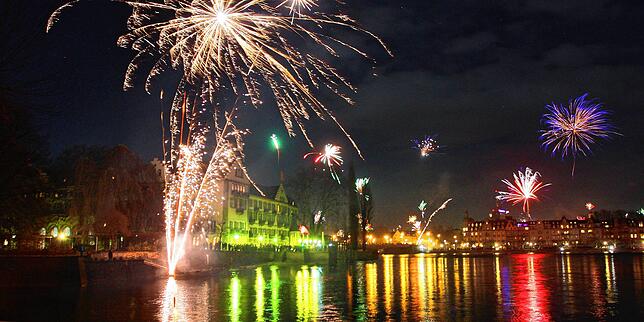 (Archivbild) In Konstanz wird an Silvester gefeiert. Doch nach dem Feuerwerk bleibt oftmals der Müll einfach liegen.