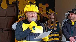 Bürgermeister Rainer Stoll hat sein Rathaus in einen Bienenstock verwandelt.