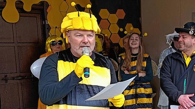 Bürgermeister Rainer Stoll hat sein Rathaus in einen Bienenstock verwandelt.