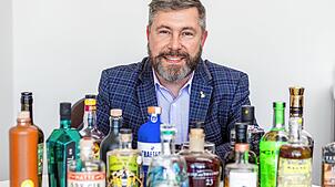 Arthur Nägele kennt die Welt der Spirituosen wie kaum ein anderer. Beim Markdorf Spirits können Besucher gemeinsam mit ihm Whisky probieren.