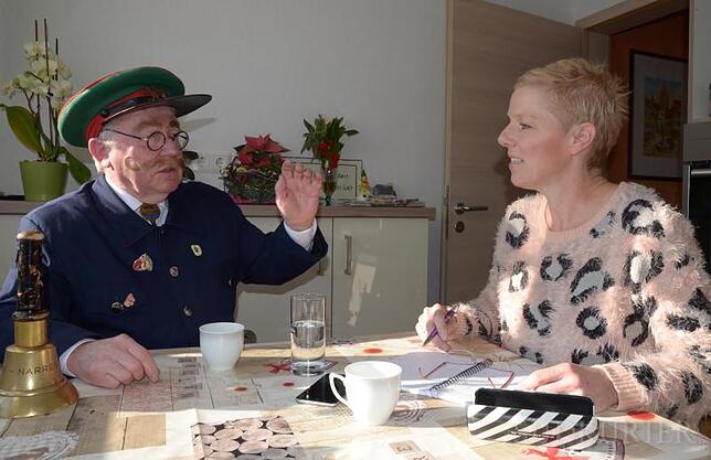 Ein Erscheinungsbild, das die Markdorfer Fasnet geprägt hat: Narrenbolizist Heinz Schwenninger im Gespräch mit SÜDKURIER-Mitarbeiterin ...