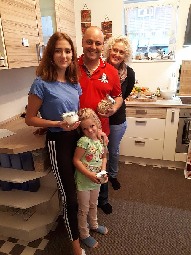 Emira Charny, Sven und Sabrina Apfelbacher (v.l.) mit Maja (vorne) sind begeistert. "Es ist auch nicht teurer als im Bioladen", stellt ...